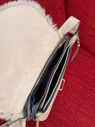 Bolso beige con solapa de pelo