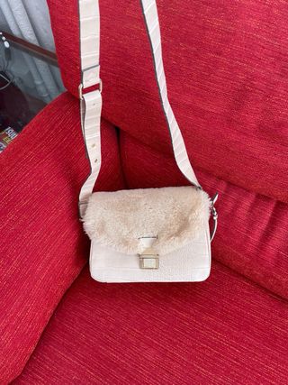 Bolso beige con solapa de pelo