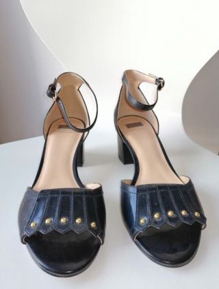 Sandalias negras con flecos talla 40