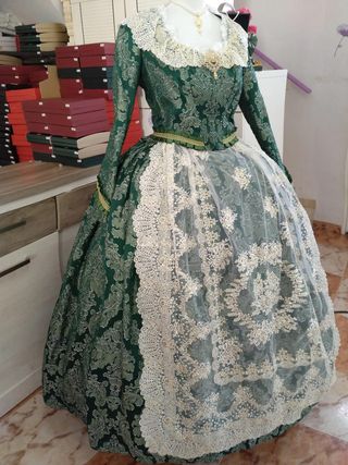 Traje de Fallera y Aderezo a Estrenar