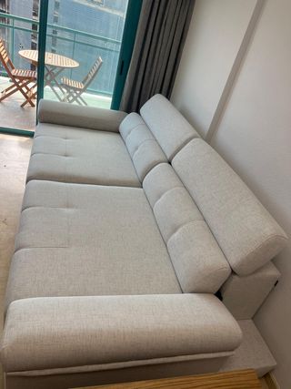 Sofá modular beige con almacenaje