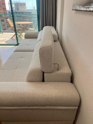 Sofá modular beige con almacenaje