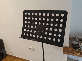 Atril negro para partituras