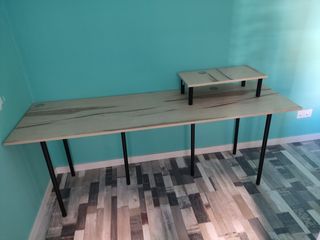 Mesa con elevador de pantalla 190cm x 60cm.