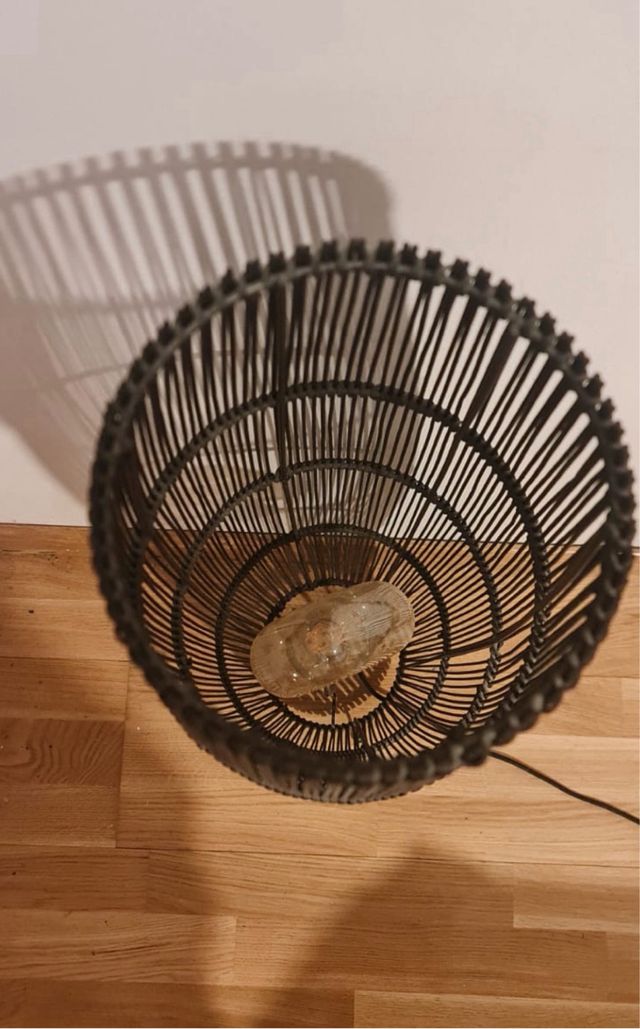 Lámpara de pie de bambú negra