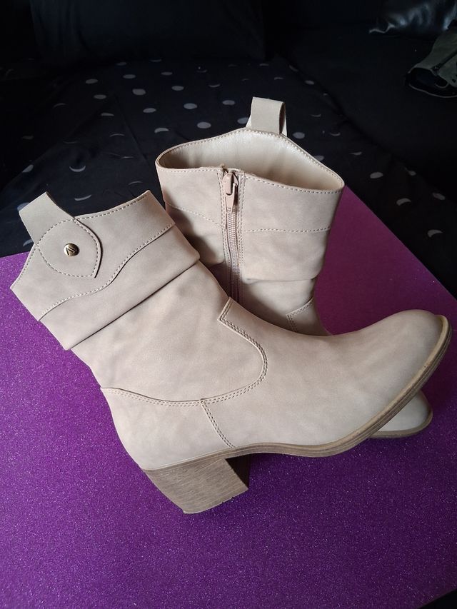 Botas beige media caña talla 40