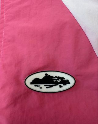 Cortavientos rosa y blanco con capucha