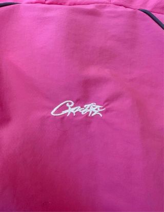 Cortavientos rosa y blanco con capucha