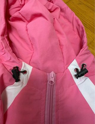 Cortavientos rosa y blanco con capucha