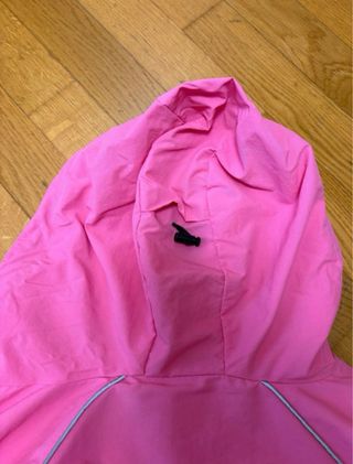 Cortavientos rosa y blanco con capucha