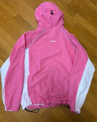 Cortavientos rosa y blanco con capucha