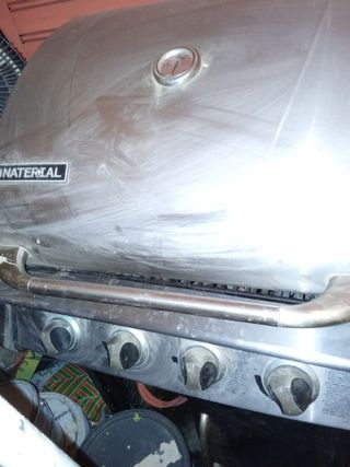 Barbacoa de metal y plástico