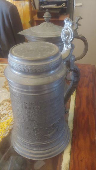 Antichi boccali da birra in peltro del secolo