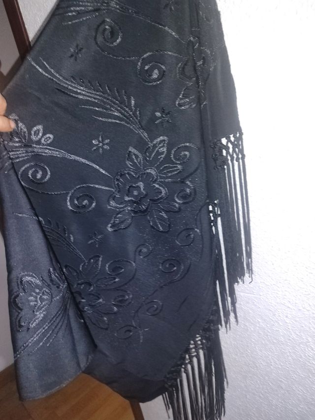 Chal negro con dibujo y flecos