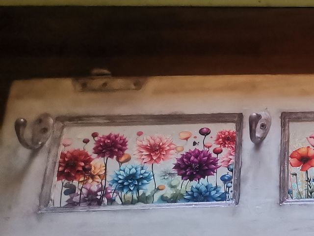 Cuarterón antiguo decorado con flores. Perchero