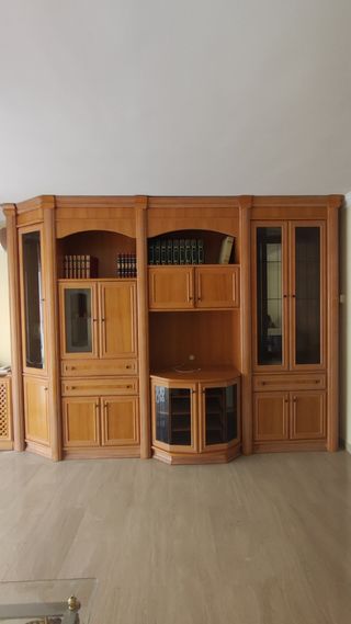 Mueble de salón con vitrina madera y cristal