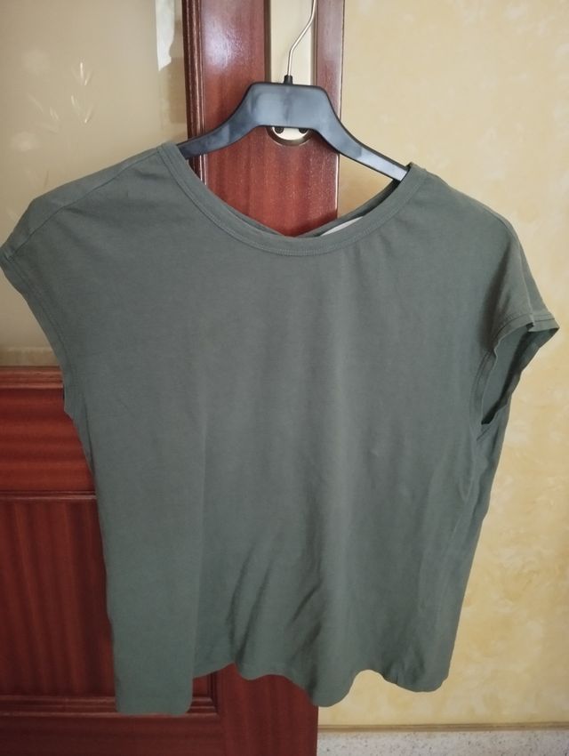 Top verde con obertura trasera