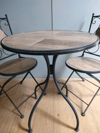 Mesa redonda y 2 sillas de hierro y cerámica