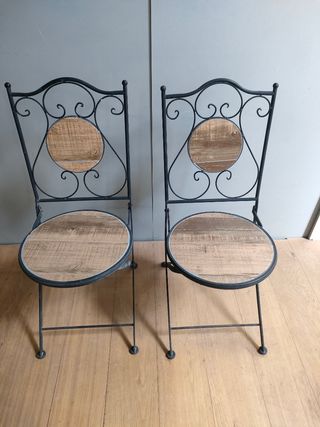 Mesa redonda y 2 sillas de hierro y cerámica