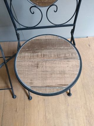 Mesa redonda y 2 sillas de hierro y cerámica