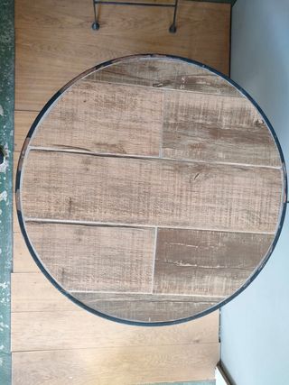 Mesa redonda y 2 sillas de hierro y cerámica