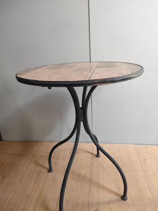Mesa redonda y 2 sillas de hierro y cerámica