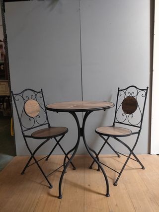 Mesa redonda y 2 sillas de hierro y cerámica