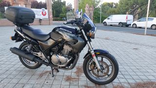 Honda CB500 Negra con Baúl