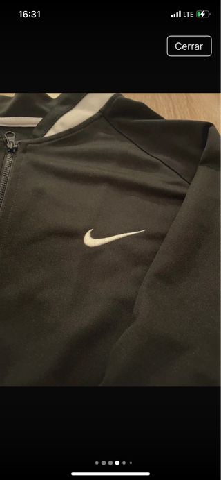 Chaqueta Nike Negra y Blanca
