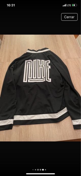 Chaqueta Nike Negra y Blanca