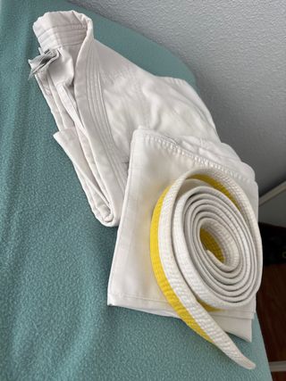 Traje Karate Niño Blanco y Amarillo