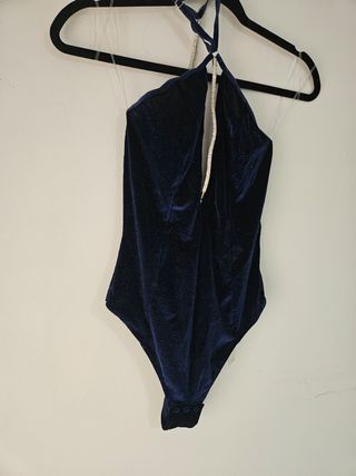 Body terciopelo azul con detalles plateados