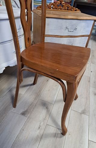 Silla antigua de madera