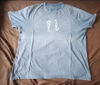Camiseta azul con estampado de pez