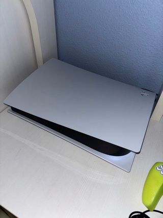 PlayStation 5 con 2 mandos y caja