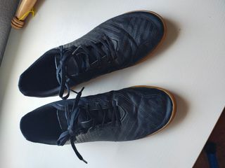 Botas de fútbol negras