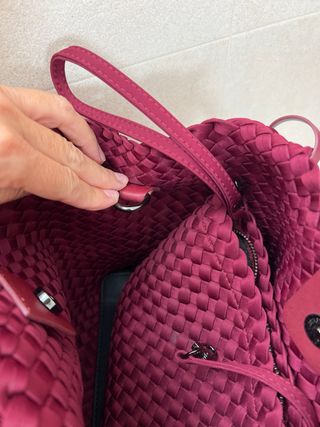 Bolso de mano tejido burdeos de neopreno 