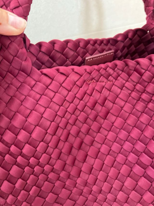 Bolso de mano tejido burdeos de neopreno