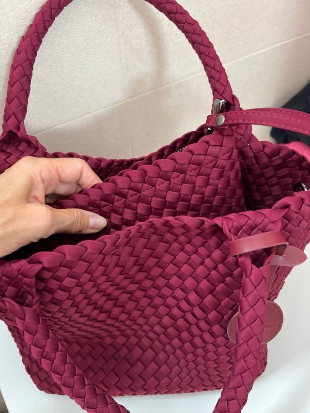 Bolso de mano tejido burdeos de neopreno