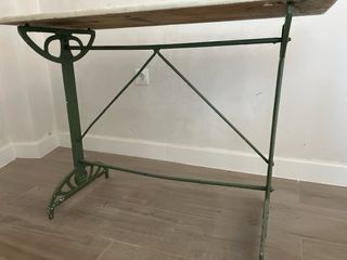 Mesa antigua de mármol y metal