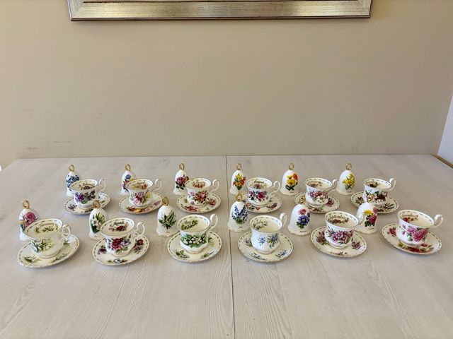 Juego de 12 tazas Royal Albert con campanillas