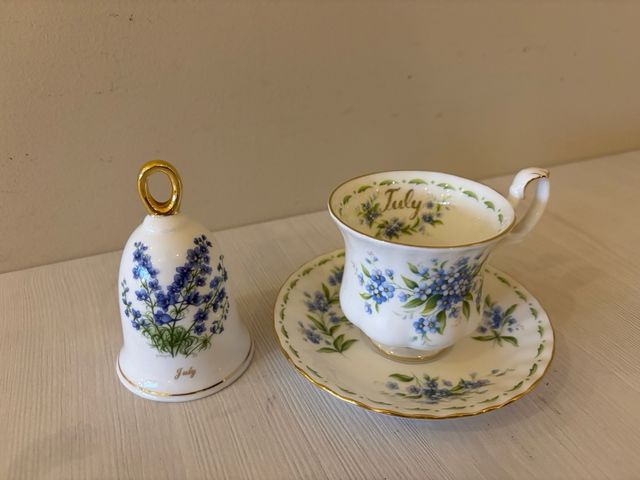 Juego de 12 tazas Royal Albert con campanillas