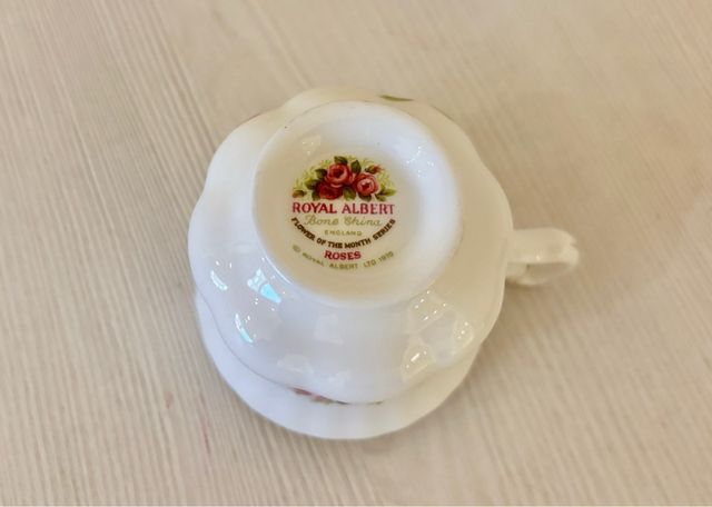 Juego de 12 tazas Royal Albert con campanillas