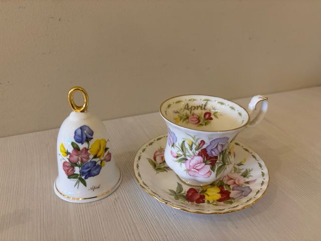 Juego de 12 tazas Royal Albert con campanillas