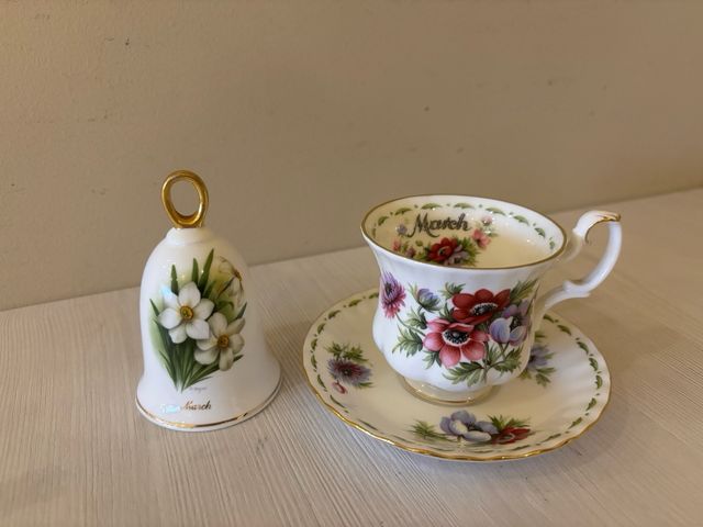 Juego de 12 tazas Royal Albert con campanillas
