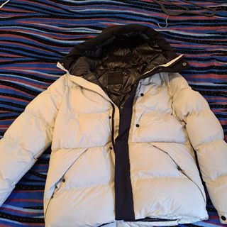 Chaqueta beige y negra con capucha Mnclr