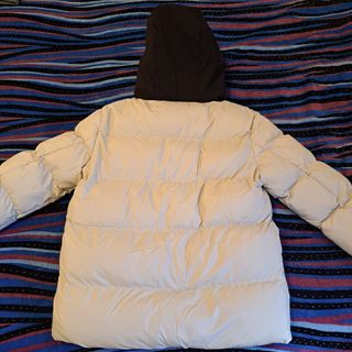 Chaqueta beige y negra con capucha Mnclr