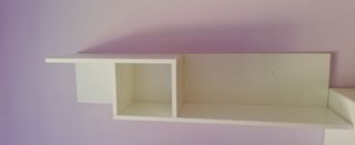 Estantería de pared blanca de madera