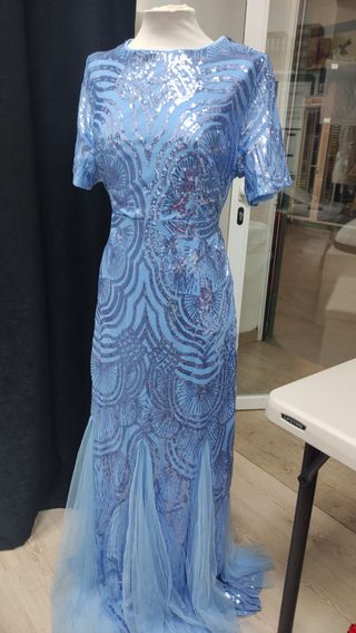 Elegante vestido largo celeste lentejuelas