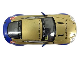 coche slot scalextric aston martin vantage dorado y azul